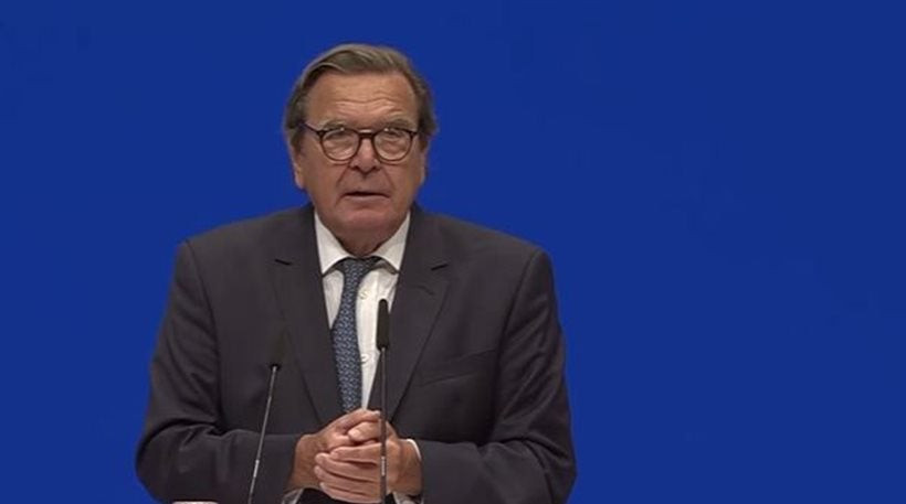 Κορεάτισσα και κατά 25 έτη νεότερη του η νέα ερωμένη του Γκέρχαρντ Σρέντερ